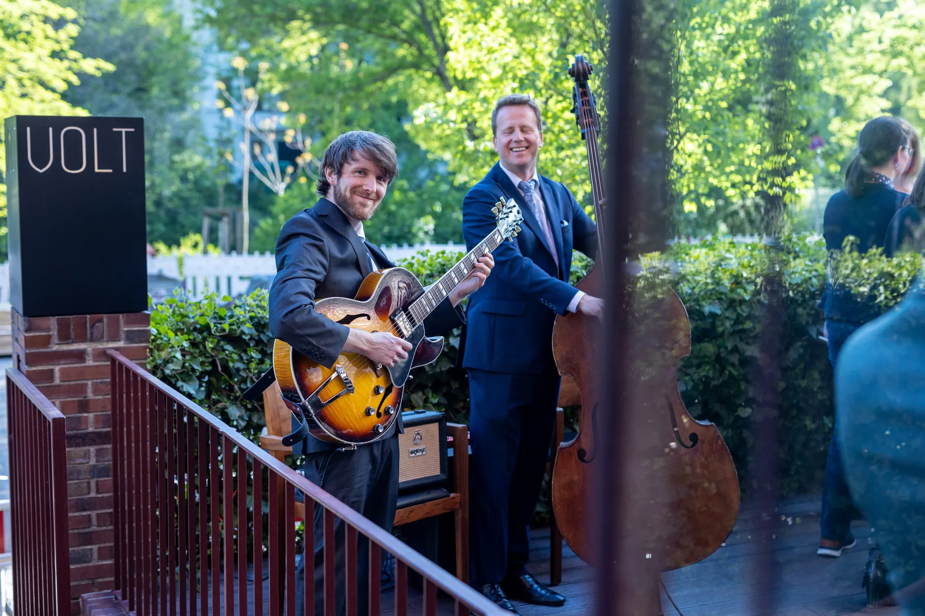 Hochzeitsduo spielt live beim Sektempfang
