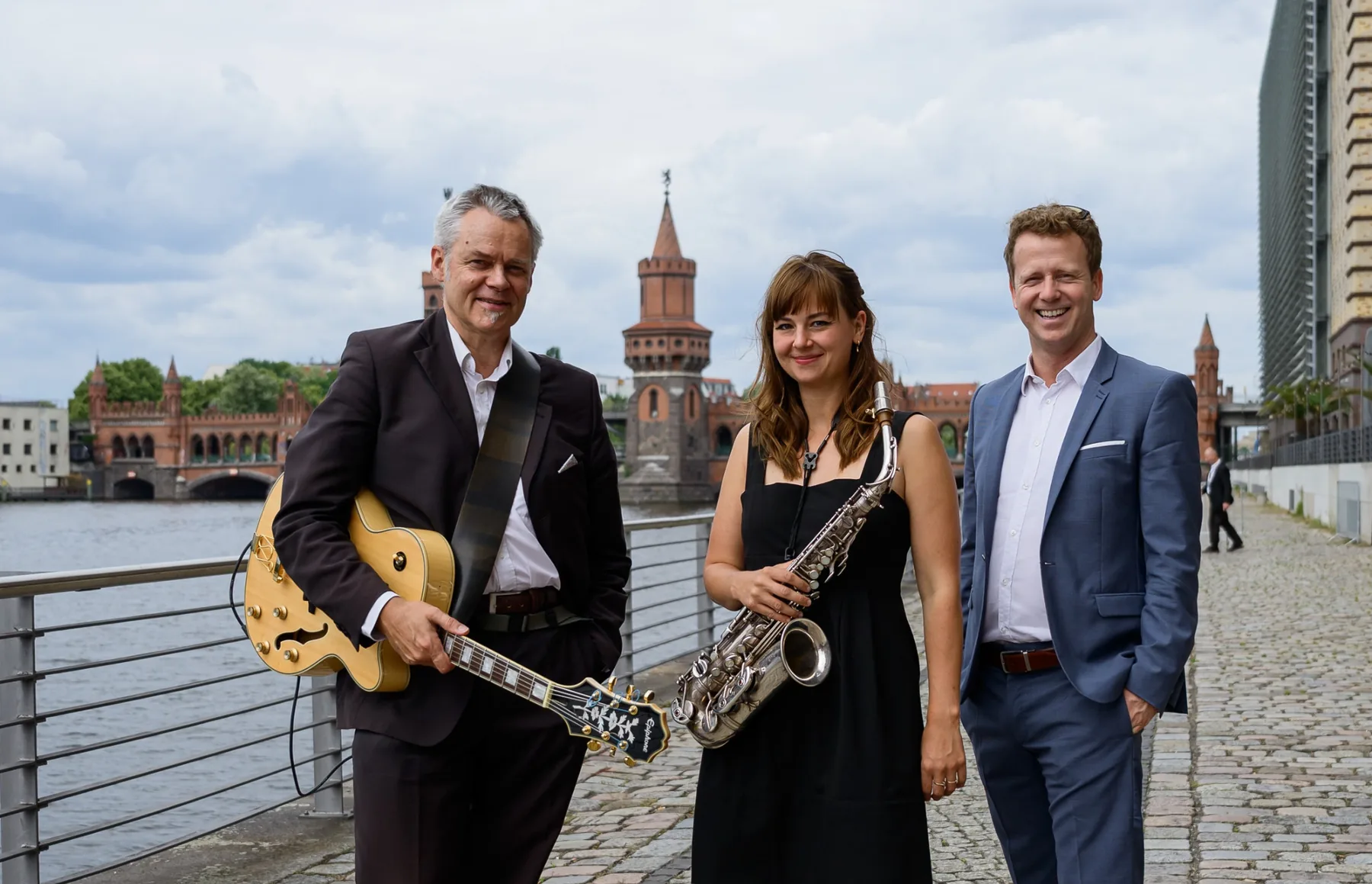 Hochzeitsband am Spreeufer in Berlin