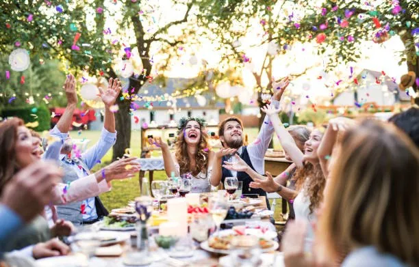 Hochzeitsgesellschaft beim Dinner im Garten